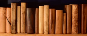 Holzbücher im Regal, Anschnitt