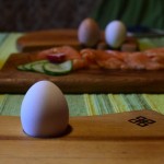 Bretter Schalen und Eierbecher beim Frühstück 02