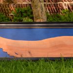 Großes Holzbild Haselnuss mit blauem Hintergrund, schwarz gerahmt