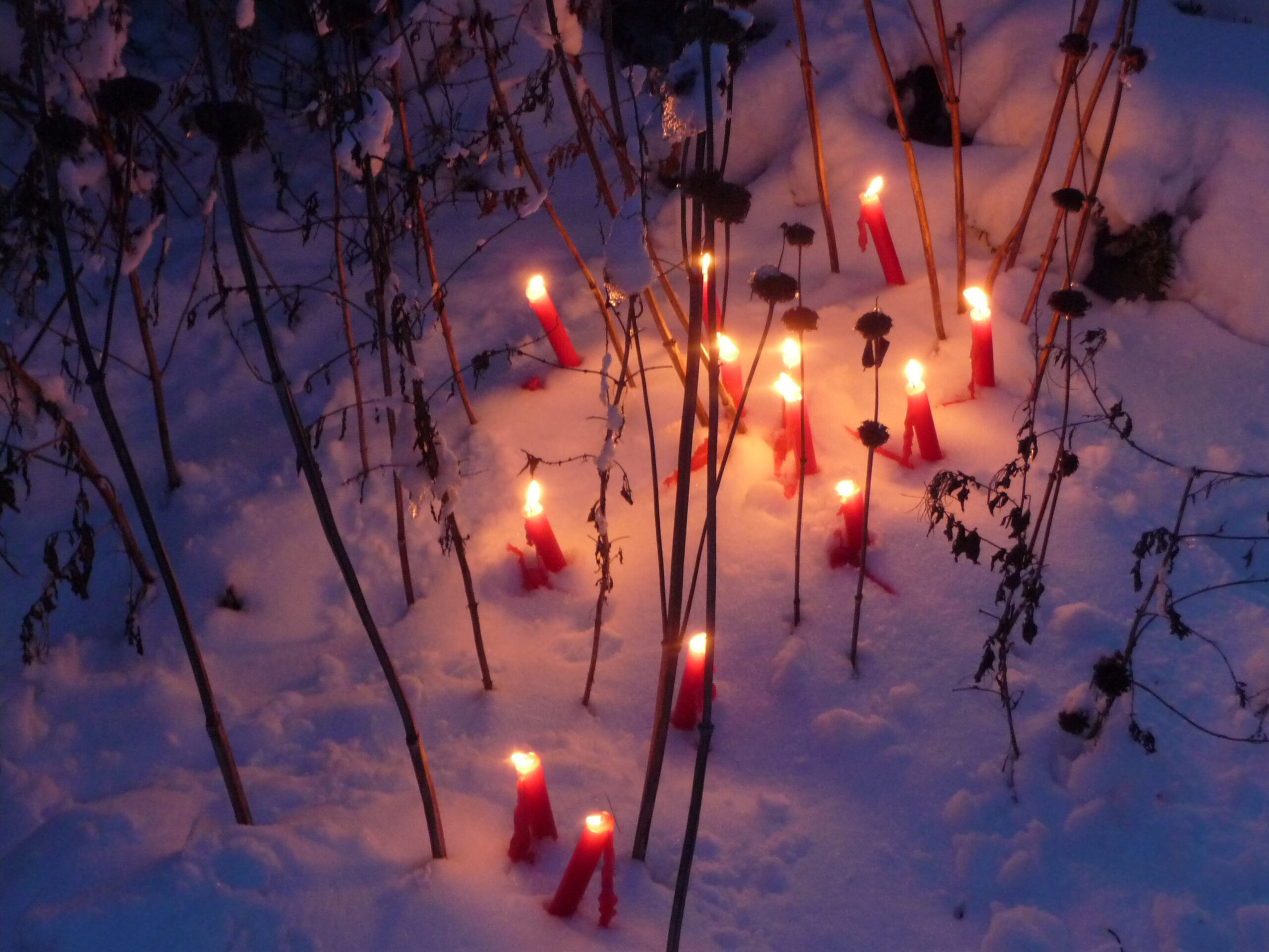 Weihnachtsmärkte Holzgestaltung Türke: Symbolbild mit Adventskerzen im Schnee